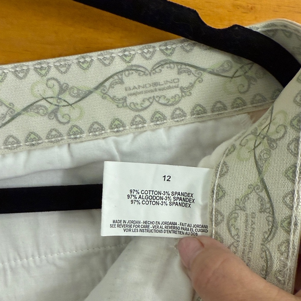 Bandolino Women's Cream Capris - Picture 5 of 7